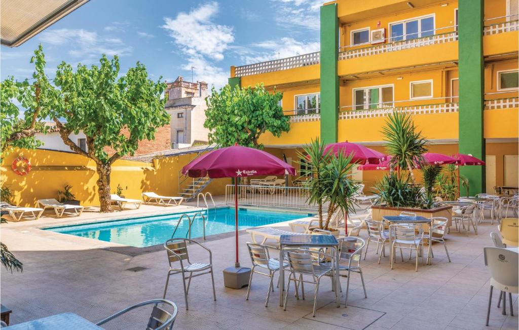 マルグラット・デ・マルにあるAwesome Apartment In Malgrat De Mar With 1 Bedrooms And Outdoor Swimming Poolのホテルのパティオ(テーブル、椅子付)、プールを提供しています。
