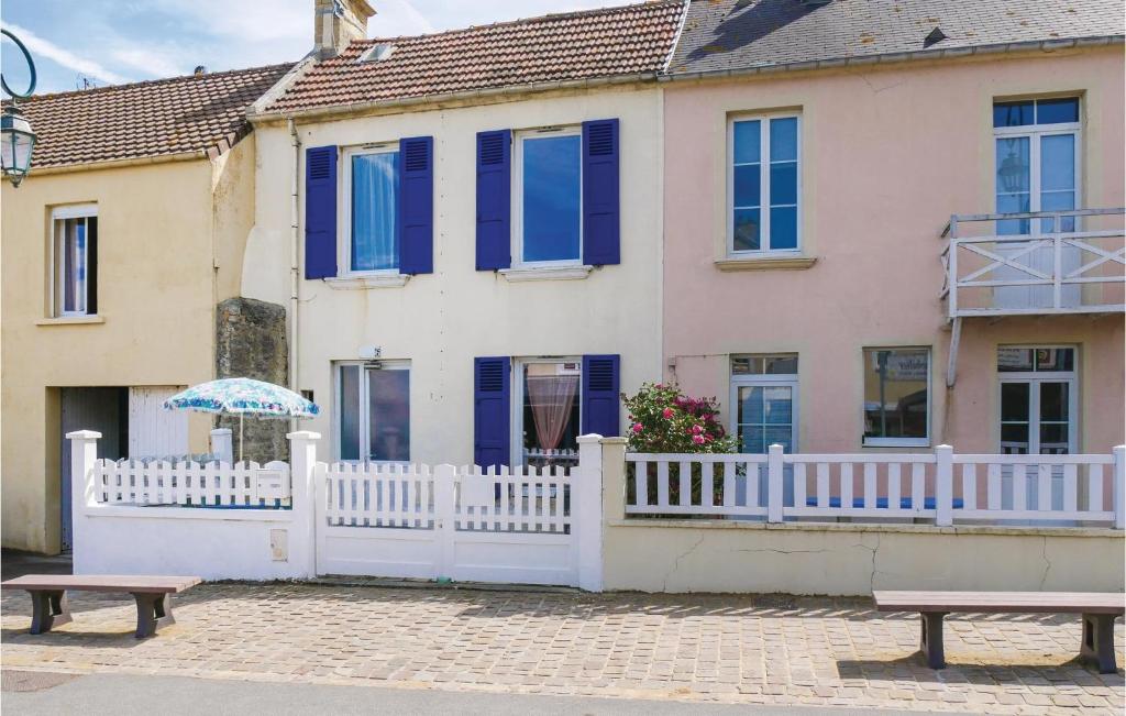 アロマンシュ・レ・バンにあるAwesome Home In Arromanches-les-bains With Kitchenの白柵家