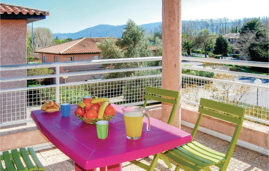une table violette avec une corbeille de fruits sur un balcon dans l'établissement Les Pierres De Jade, à Saint Cyprien Plage