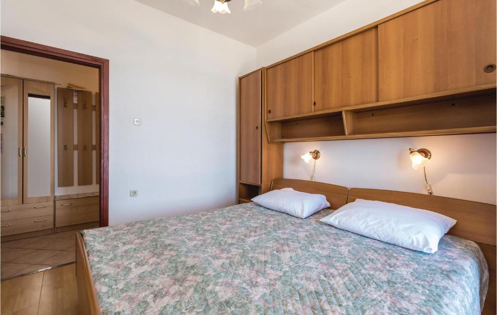Posteľ alebo postele v izbe v ubytovaní 2 Bedroom Lovely Apartment In Ribarica