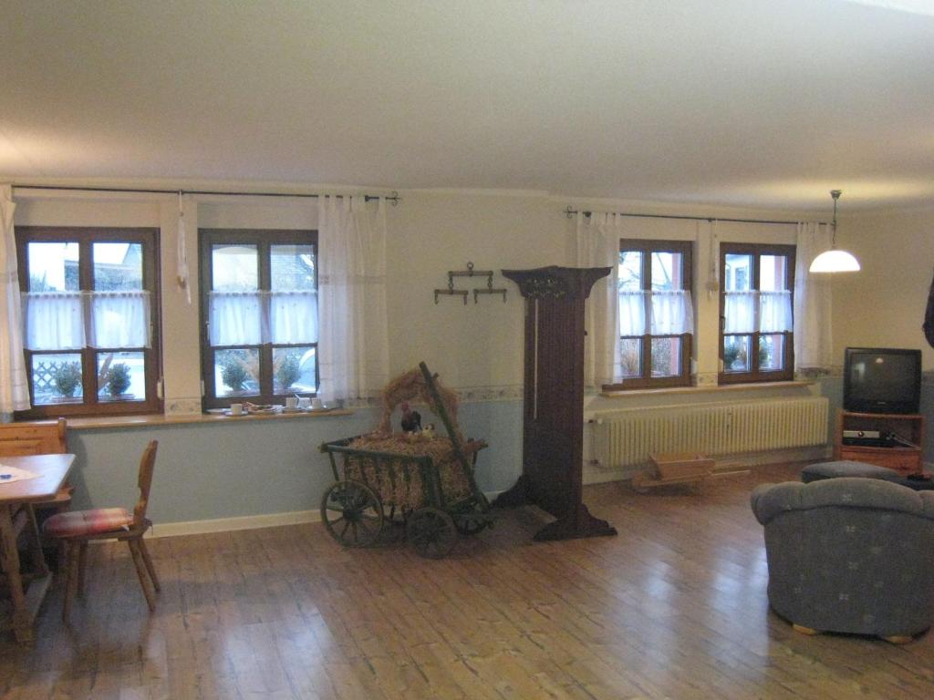 ThalfangにあるSpacious Apartment in Morbach with Gardenのリビングルーム(ソファ、テーブル、椅子付)