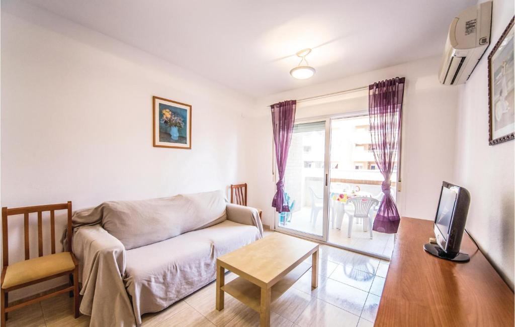 Televízia a/alebo spoločenská miestnosť v ubytovaní Beautiful Apartment In Oropesa Del Mar
