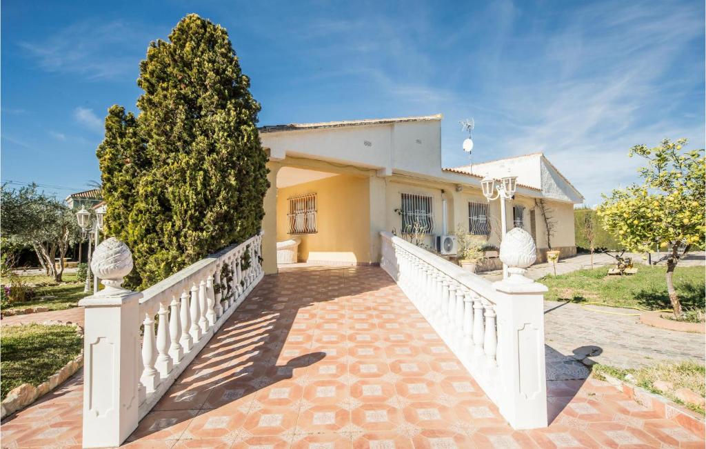 eine Außenansicht eines Hauses mit einer weißen Treppe in der Unterkunft Cozy Home In Urbanizacin La Sima With Outdoor Swimming Pool in Torre de Baba