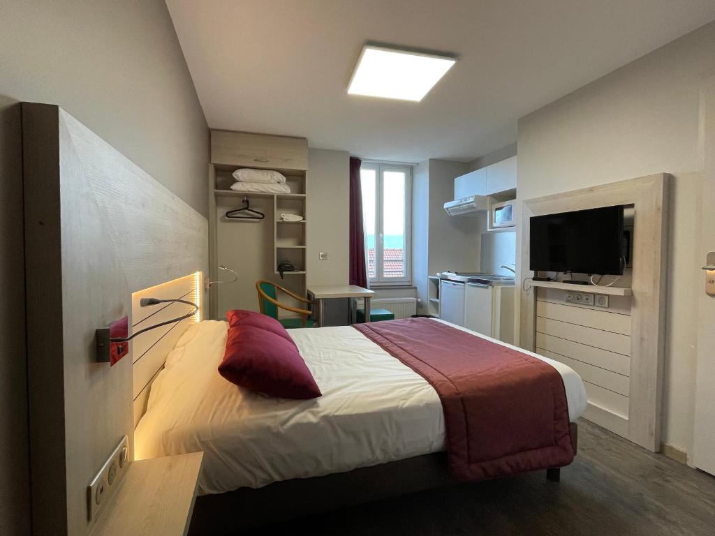 sypialnia z dużym łóżkiem i telewizorem w obiekcie La Tour D'ivoire w mieście Reignier