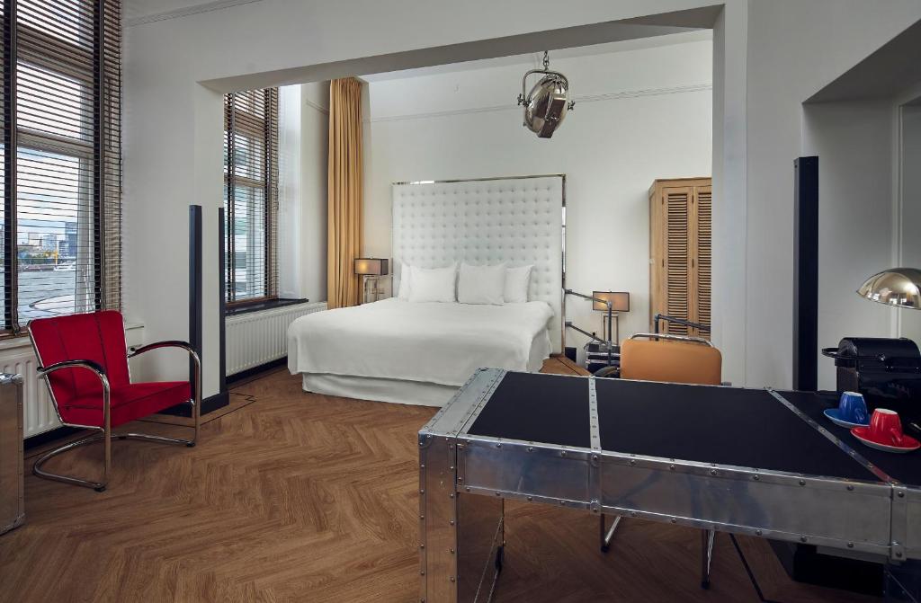 a hotel room with a bed and a pool table at Hotel New York by WestCord in Rotterdam