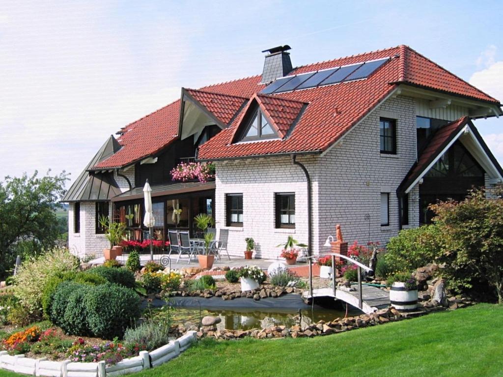 een huis met zonnepanelen op het dak bij Garden view Apartment in Sauerland with Terrace in Madfeld