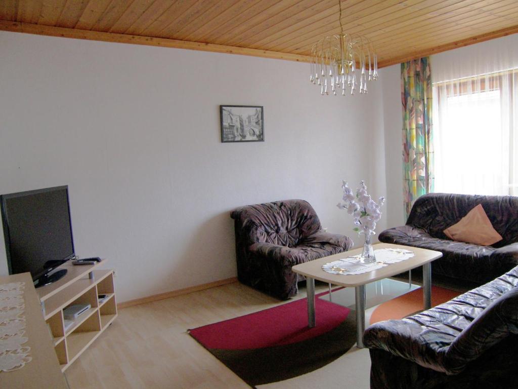 ein Wohnzimmer mit 2 Sofas und einem TV in der Unterkunft Boutique Holiday Home near Ski Area in Lehen in Lindberg