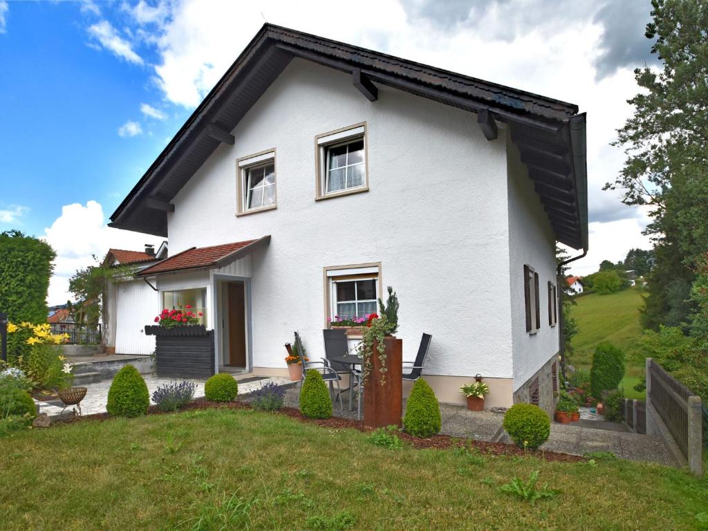 uma casa branca com um telhado preto em Cozy Holiday Home in Schiefweg with Garden em Waldkirchen