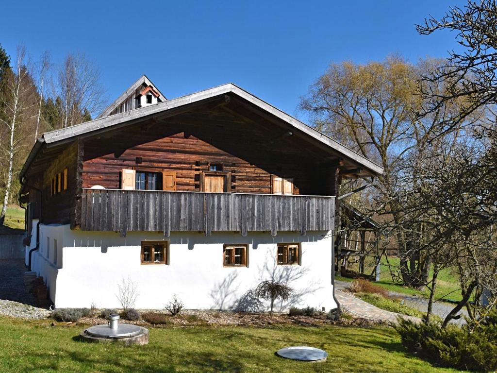 una casa con tetto in legno in un campo di Cozy Holiday Home in Konzell with Terrace a Konzell