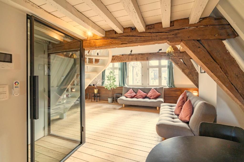 uma sala de estar com um sofá e uma porta de vidro em The Hendrik Square Residence em Antuérpia