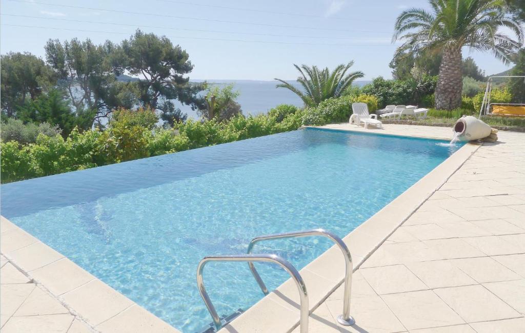 - une piscine bleue avec vue sur l'océan dans l'établissement Stunning Apartment In Istres With Wifi, à Miramas