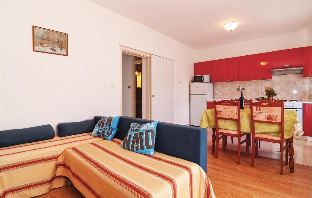 Kuchyňa alebo kuchynka v ubytovaní Cozy Apartment In Pag With Kitchen