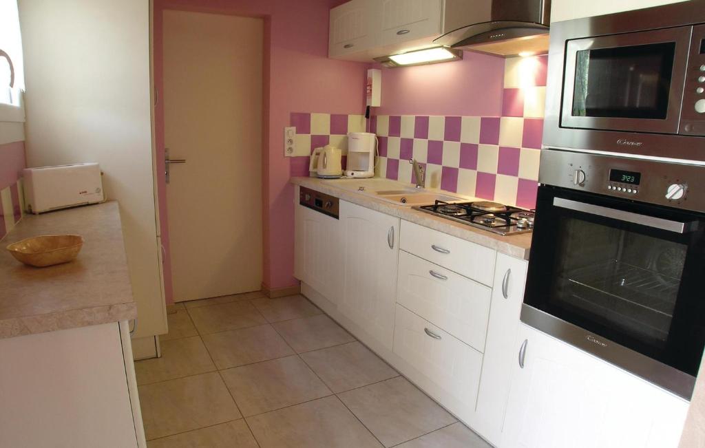 A cozinha ou cozinha compacta de Cozy Home In La Faute Sur Mer With Kitchen