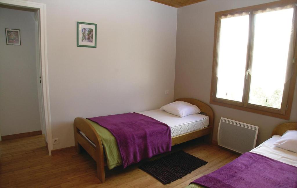 Cama ou camas em um quarto em Cozy Home In La Faute Sur Mer With Kitchen