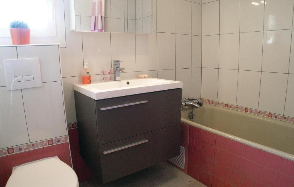 Um banheiro em Cozy Home In La Faute Sur Mer With Kitchen