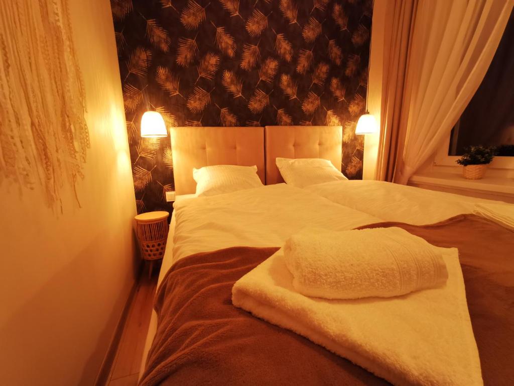 Posteľ alebo postele v izbe v ubytovaní APARTAMENT NA WZGÓRZU