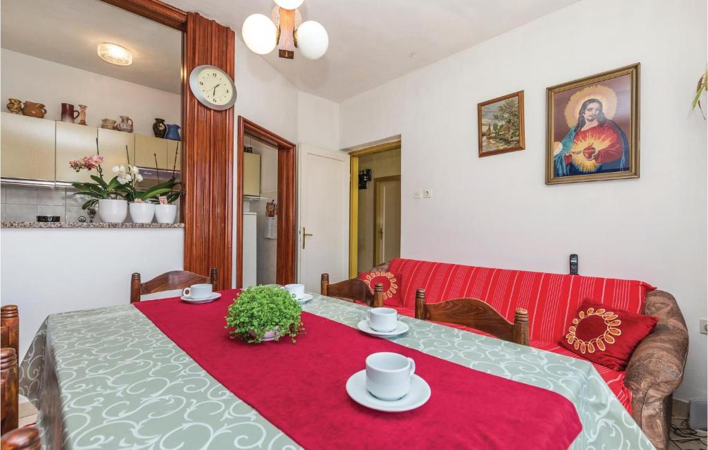 Posedenie v ubytovaní 3 Bedroom Gorgeous Home In Kampor