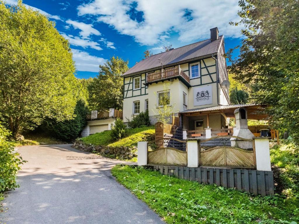 a house with a fence in front of it at Ferienhaus in der Nähe des Skigebietes in Willingen