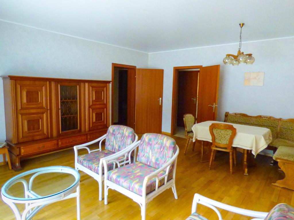 salon z krzesłami, stołem i stołem w obiekcie Meyer Appartments w mieście Beaufort