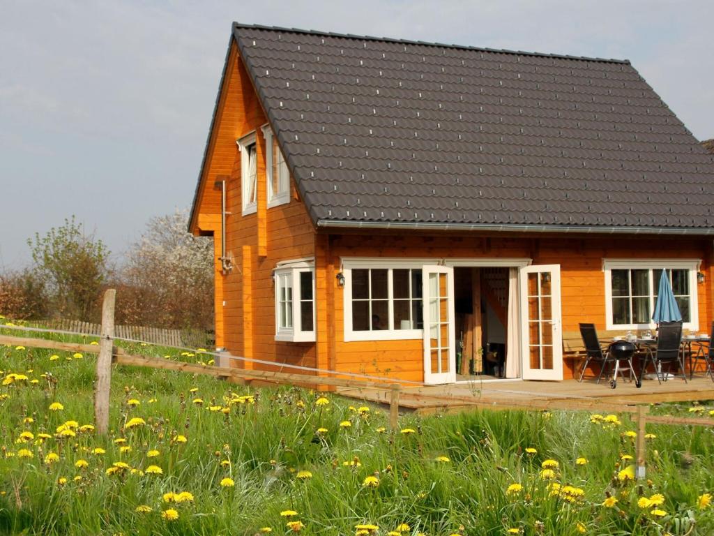una pequeña casa en un campo de flores en Home in Wissinghausen with Private Sauna, en Medebach