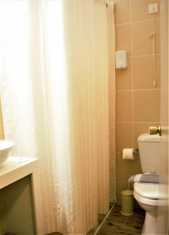 Koupelna v ubytování Apollon Hotel