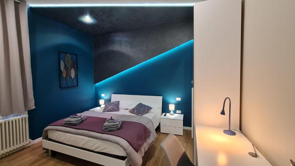 CASA MASSARENTI في بولونيا: غرفة نوم بسرير مع جدار ازرق