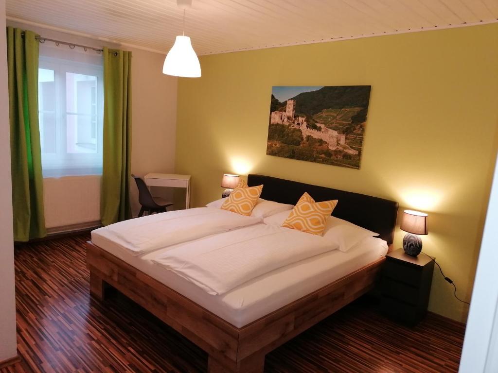1 dormitorio con 1 cama grande en una habitación en Gästehaus Ruinenblick, en Spitz