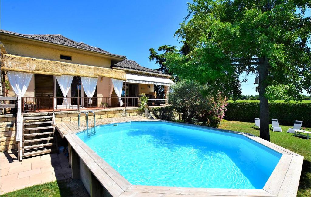 uma piscina no quintal de uma casa em Stunning Home In Lamotte Du Rhone With 5 Bedrooms, Private Swimming Pool And Outdoor Swimming Pool em Lamotte-du-Rhône