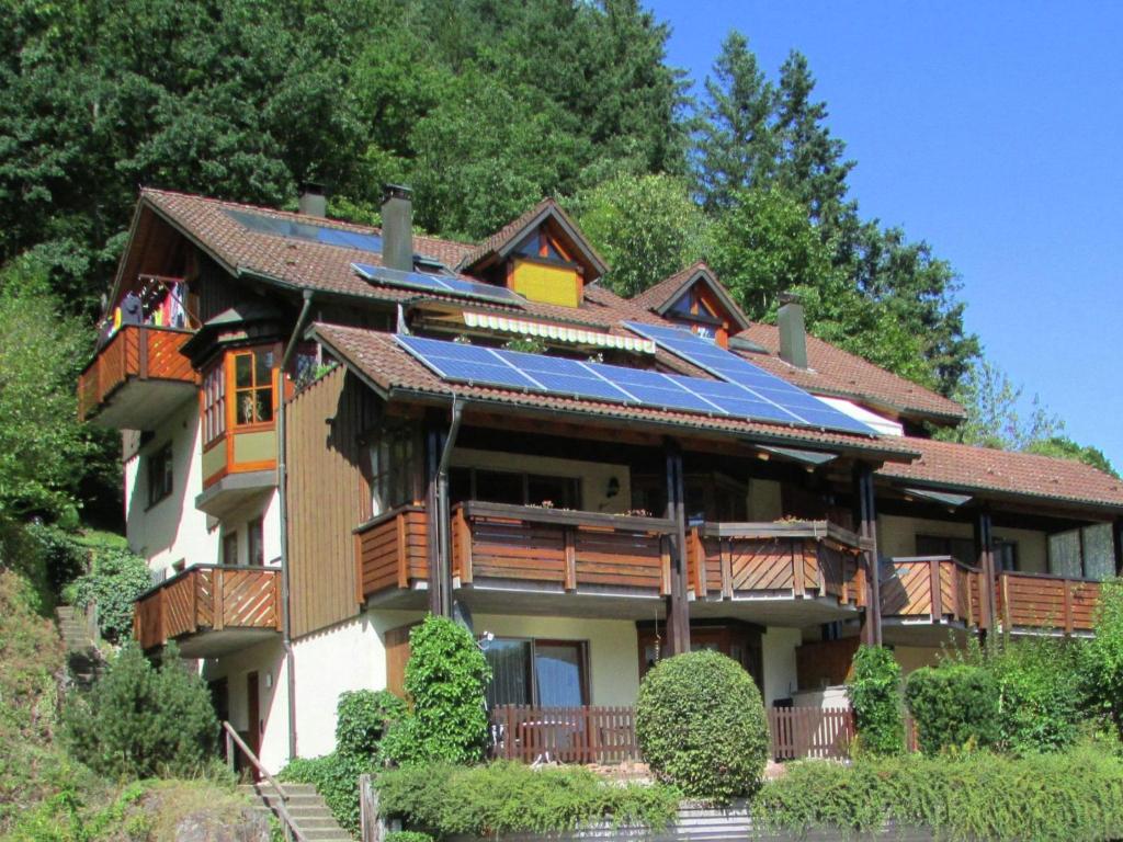 una casa con pannelli solari sul tetto di Quaint Apartment with Private Terrace Garden a Schiltach
