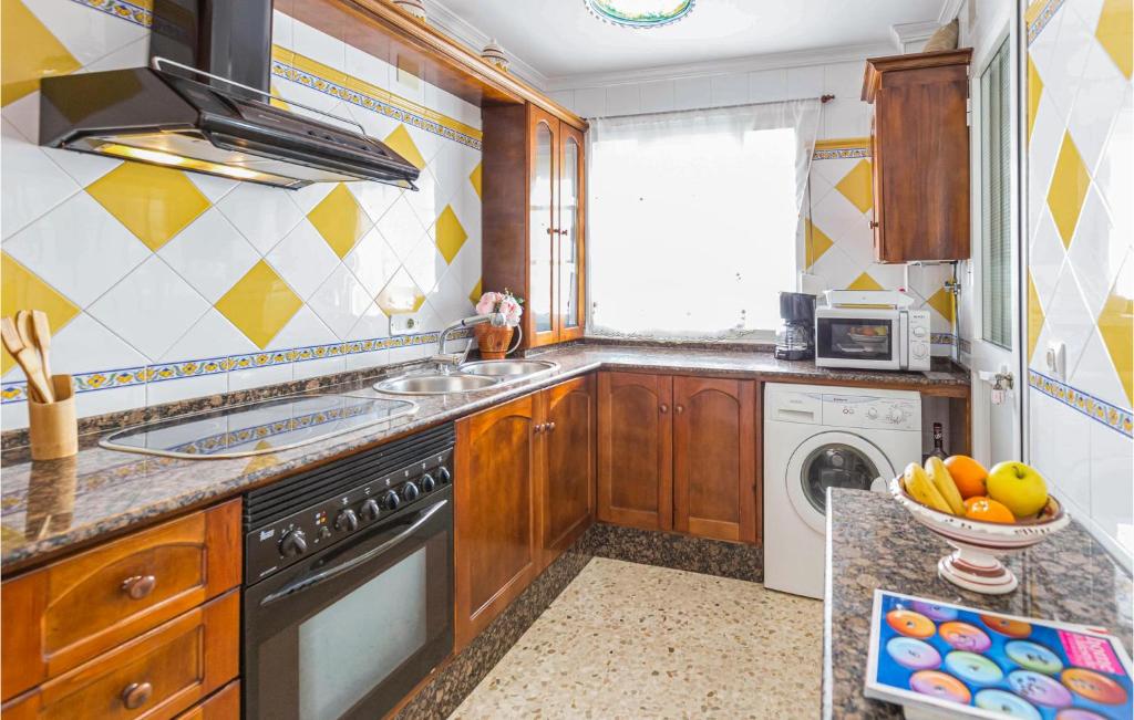 Kuchyňa alebo kuchynka v ubytovaní Nice Apartment In Conil De La Frontera