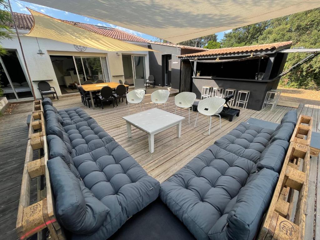 un patio avec un canapé, une table et des chaises dans l'établissement LA MANOSC, à Grimaud