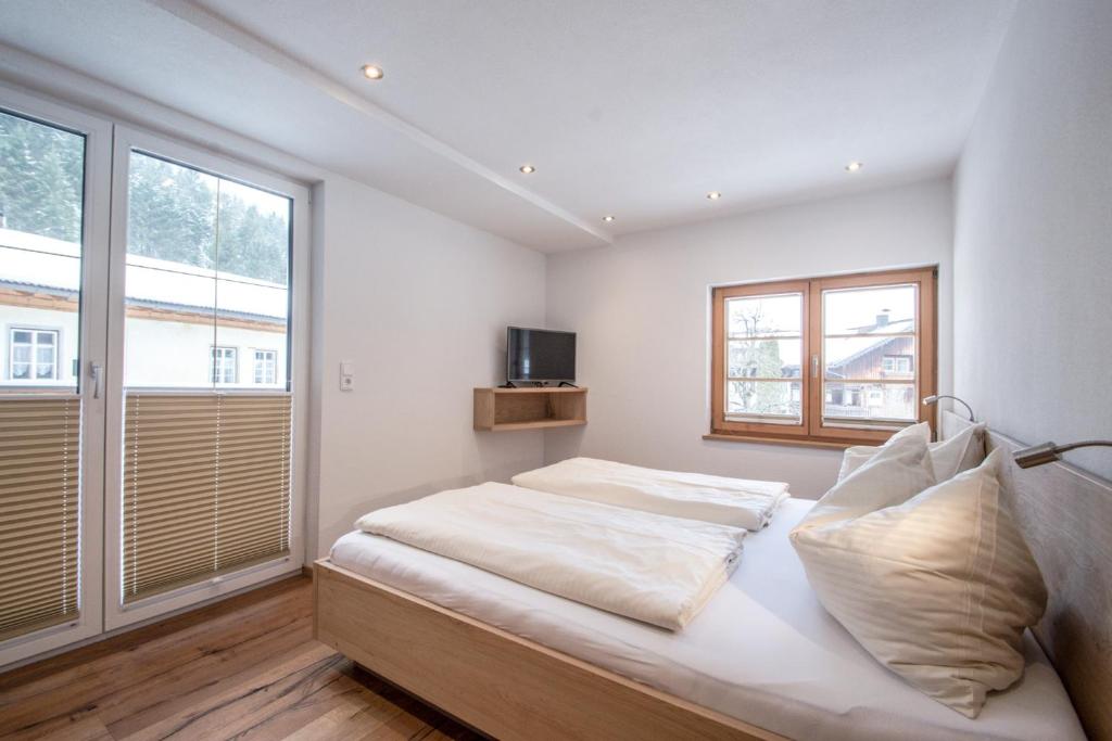 Postel nebo postele na pokoji v ubytování Gästehaus Sonne