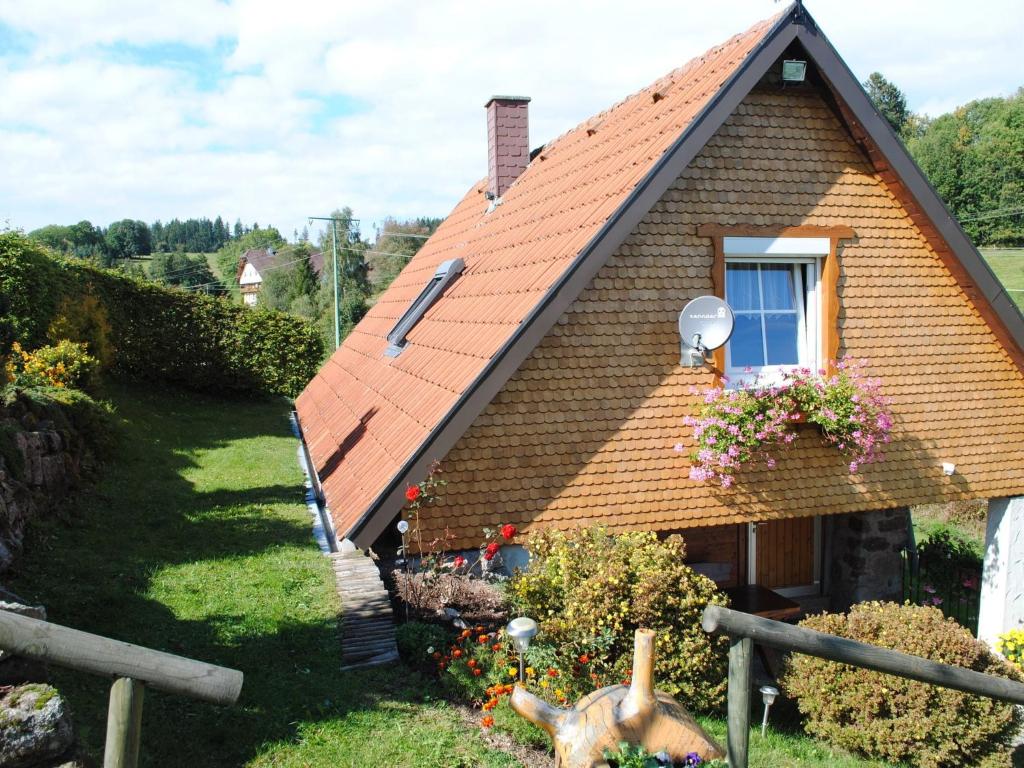 una casa con techo rojo y ventana en Cottage in Black Forest near ski slopes, en St. Georgen im Schwarzwald