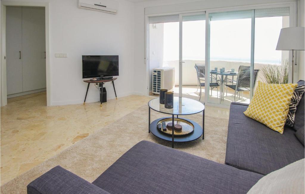 TV a/nebo společenská místnost v ubytování Sunny Apartment In Marbella