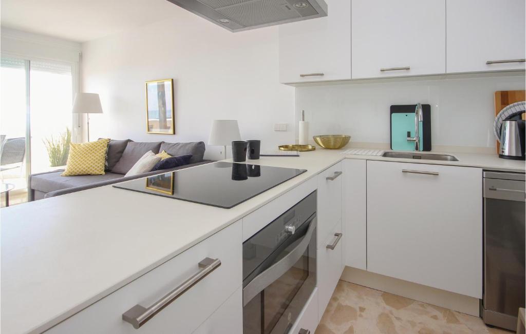 Kuchyň nebo kuchyňský kout v ubytování Sunny Apartment In Marbella