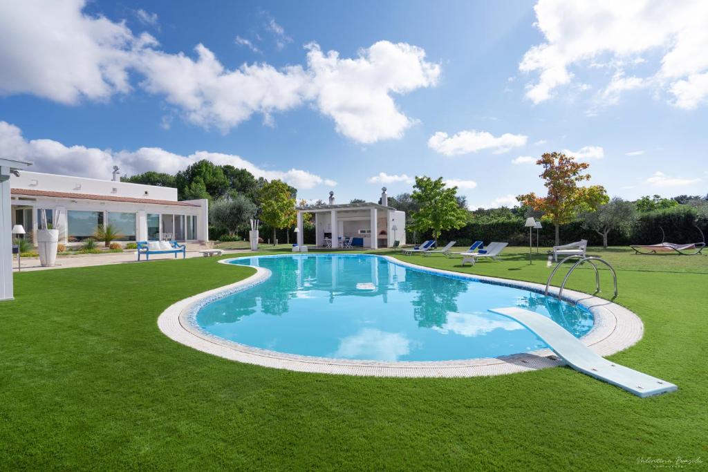 The swimming pool at or close to Villa LUCI' in Puglia, vicina alla VALLE DI ITRIA