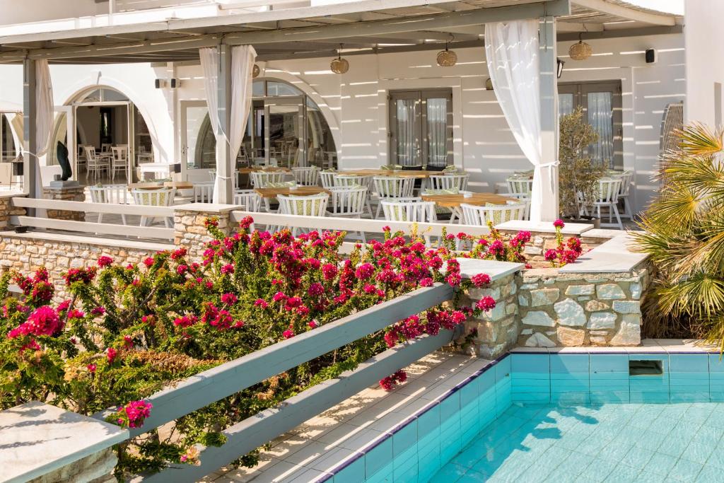 Bazén v ubytování Paros Agnanti Resort & Spa nebo v jeho okolí