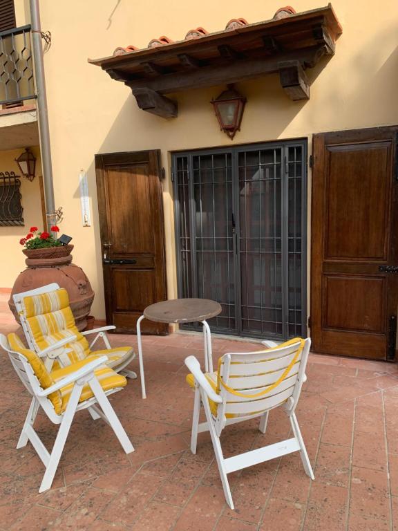 dwa krzesła i stół na patio w obiekcie La stanza col giardino w mieście Bagno a Ripoli