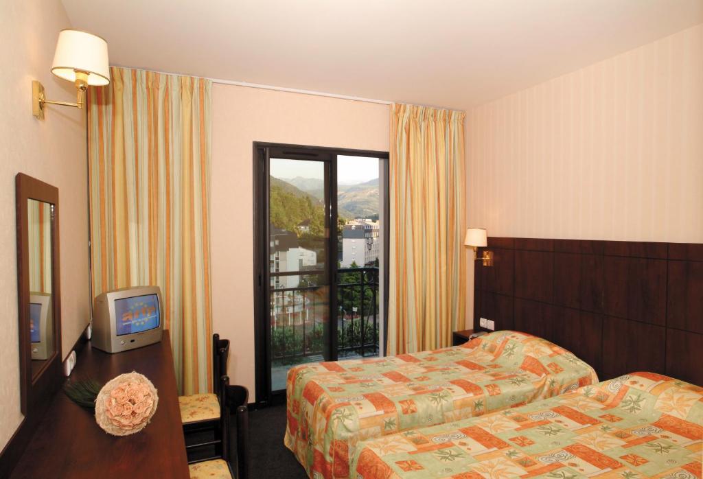 Postel nebo postele na pokoji v ubytování Hôtel Gloria & Avenue