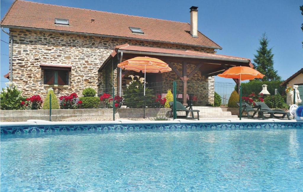 una casa con piscina delante de una casa en 3 Bedroom Amazing Home In Payzac, en Payzac