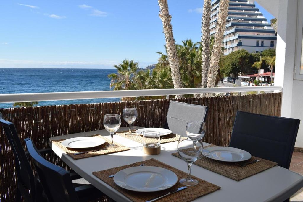 Un restaurante o sitio para comer en Piso con vistas increíbles del mar
