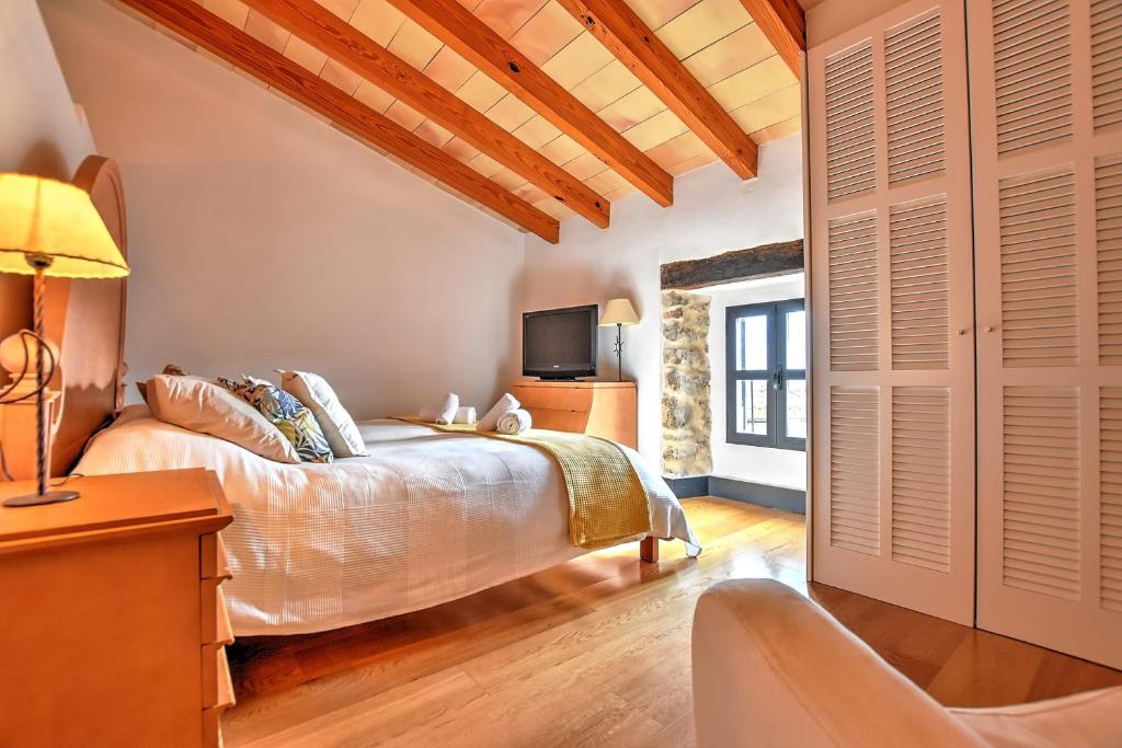 Posteľ alebo postele v izbe v ubytovaní Villa Can Pulit by Slow Villas