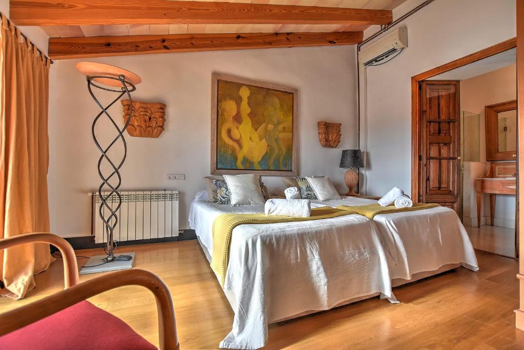Posteľ alebo postele v izbe v ubytovaní Villa Can Pulit by Slow Villas