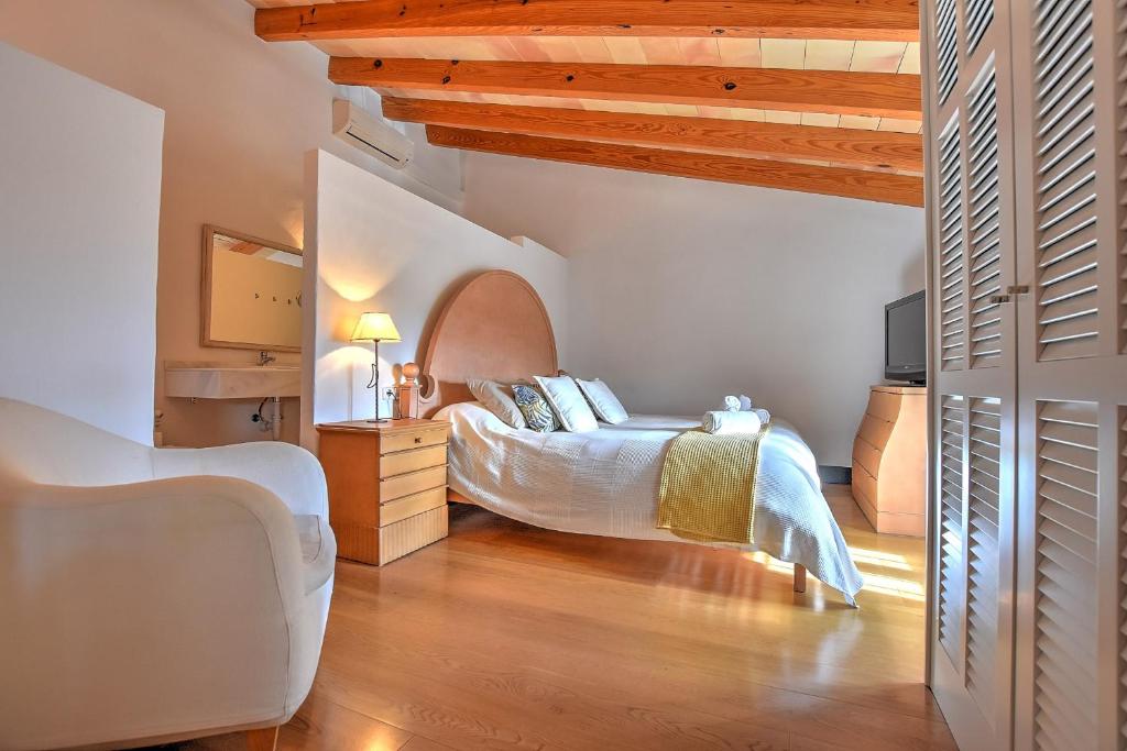Posteľ alebo postele v izbe v ubytovaní Villa Can Pulit by Slow Villas