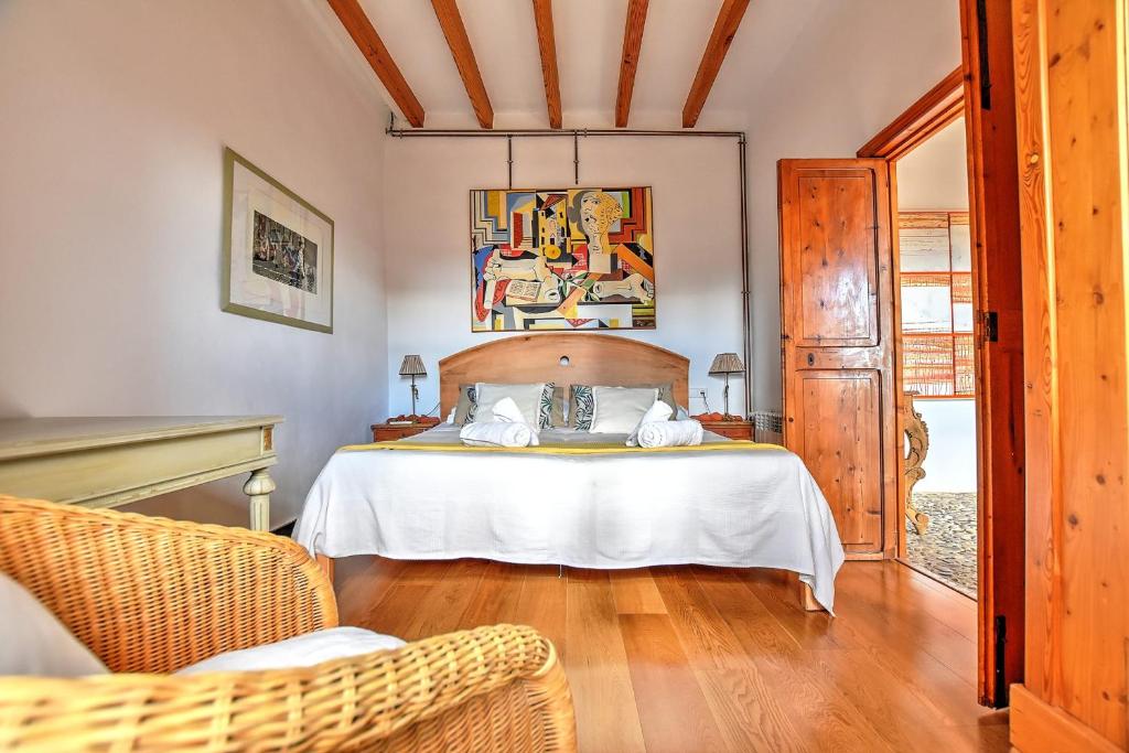 Posteľ alebo postele v izbe v ubytovaní Villa Can Pulit by Slow Villas