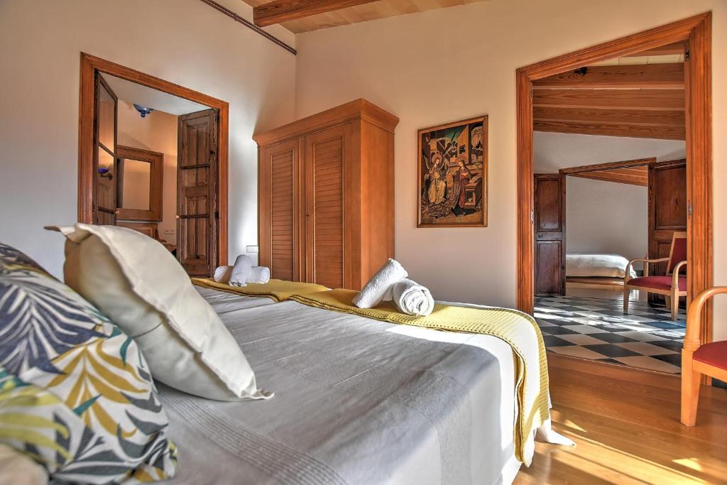 Posteľ alebo postele v izbe v ubytovaní Villa Can Pulit by Slow Villas