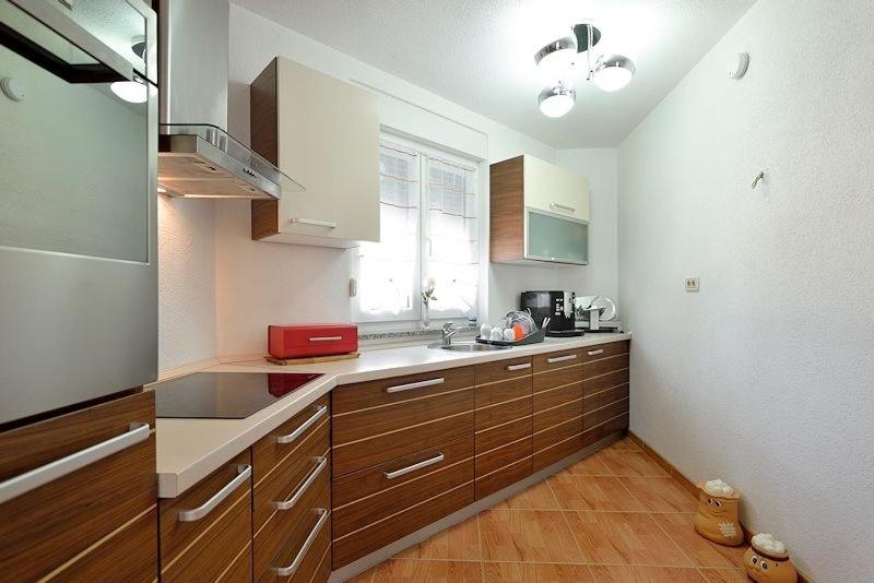 Kuchnia lub aneks kuchenny w obiekcie Holiday house for 11 persons in Medulin with sea view, terrace, air conditioning, WiFi 3486-4