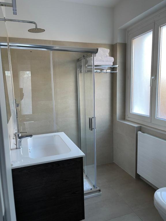 Novazzano的住宿－Hotel Locanda dei Mulini，带淋浴、盥洗盆和卫生间的浴室