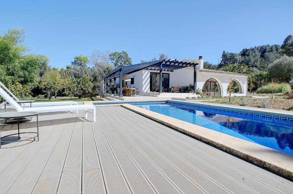 uma casa com piscina ao lado de uma casa em Villa Roca Verde by Slow Villas em Puigpunyent