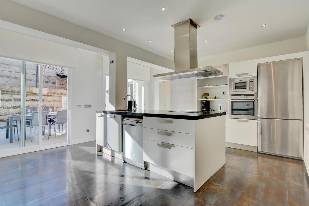 A kitchen or kitchenette at Villa Port Andratx by Slow Villas